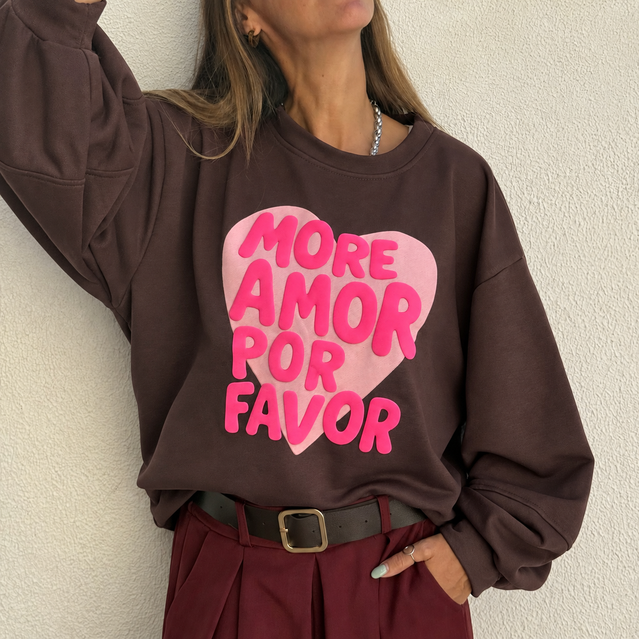 Sweatshirt castanha com estampa rosa MORE AMOR POR FAVOR e calças bordeaux