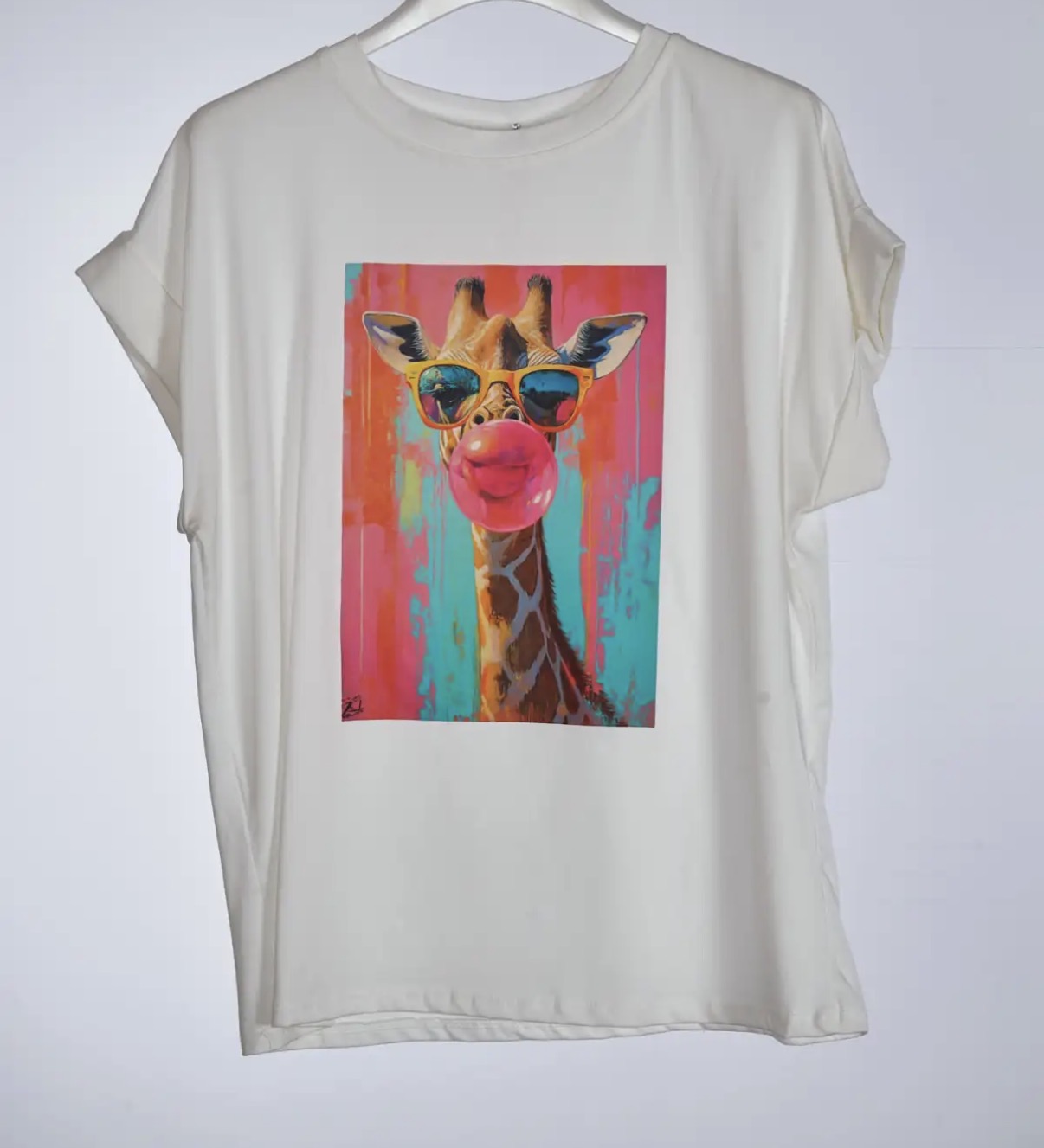 T-shirt branca com estampa de girafa com óculos de sol e pastilha elástica cor de rosa