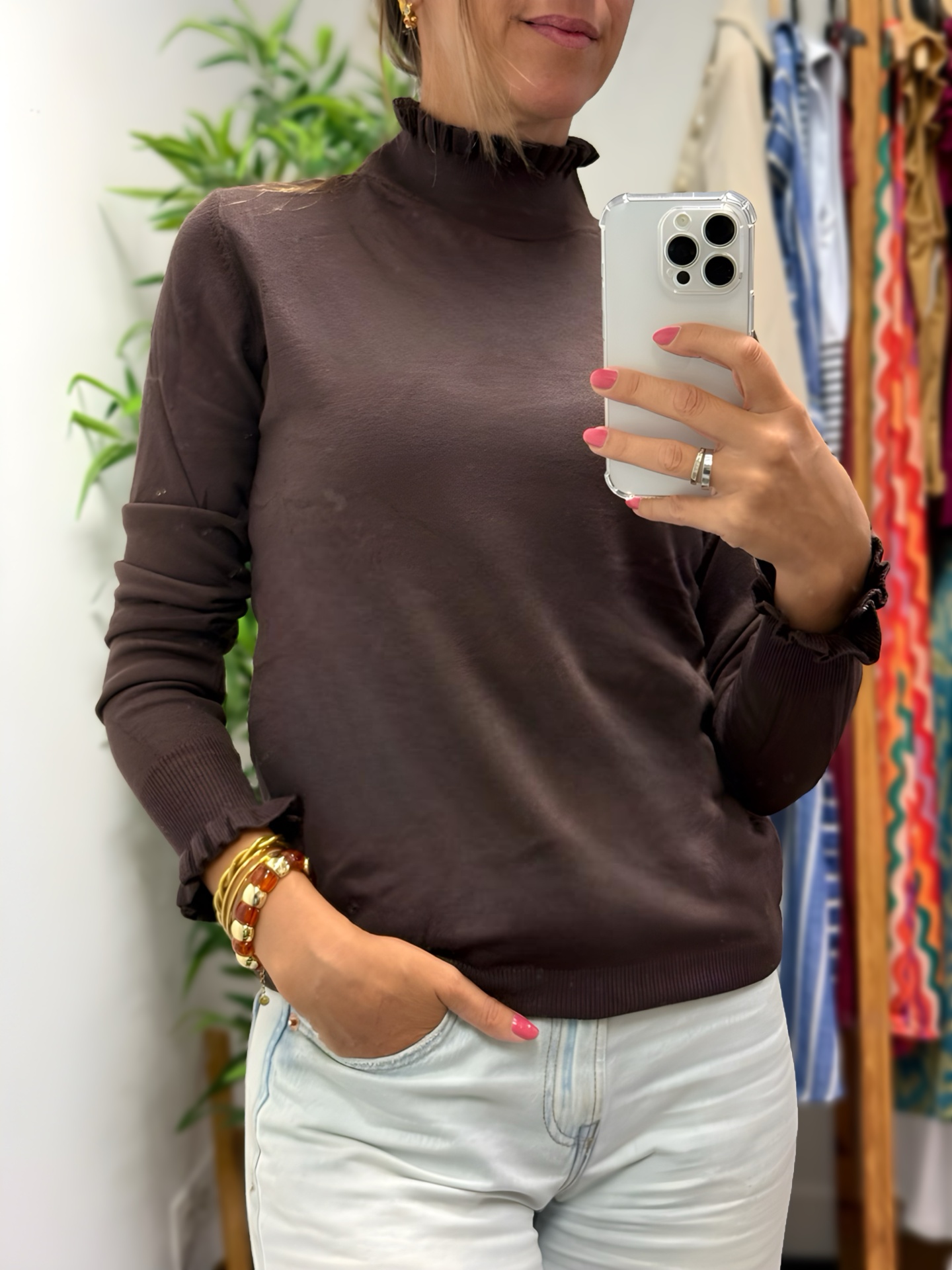 Camisa de malha castanha com gola alta e punhos franzidos