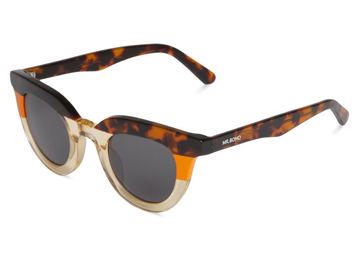 Óculos de sol em padrão tartaruga com detalhes laranja e bege e lentes escuras