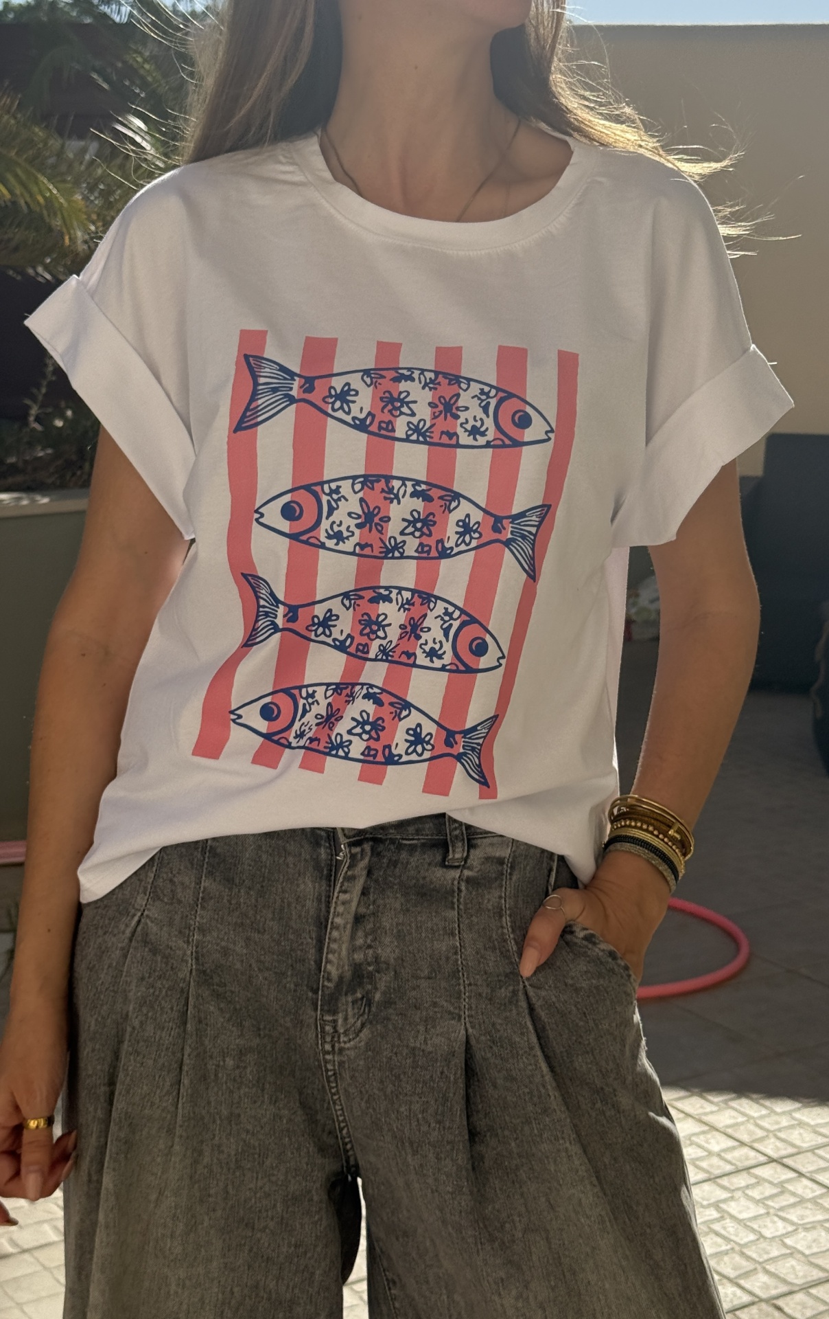 T-shirt branca com estampa de peixes florais e riscas rosas