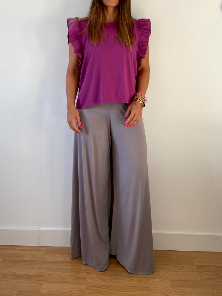 Conjunto de roupa com top magenta com folhos e calças largas cinza claro