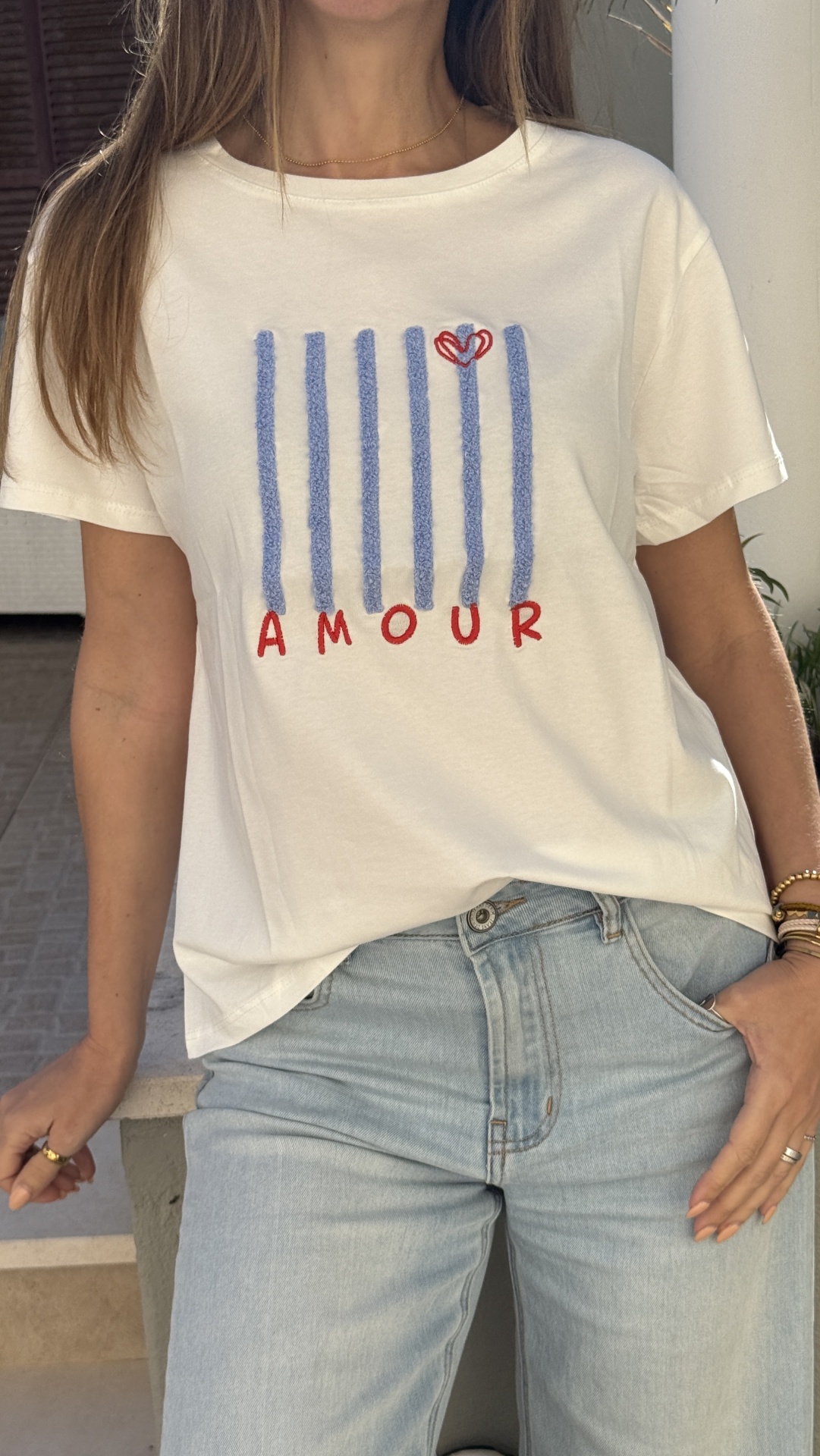 T-shirt branca com riscas azuis e palavra AMOUR em vermelho bordada