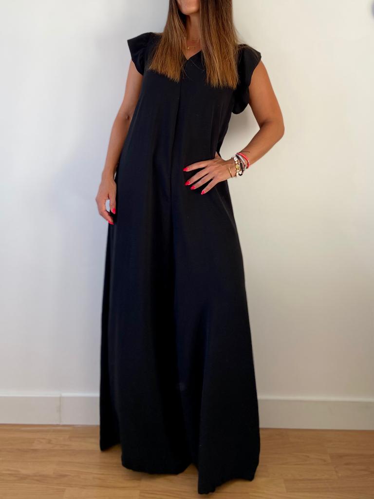 Vestido longo preto com manga curta em fundo branco