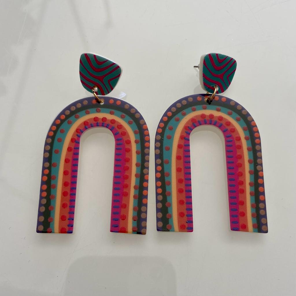 Brincos coloridos arco-íris com padrão de pontos e riscas