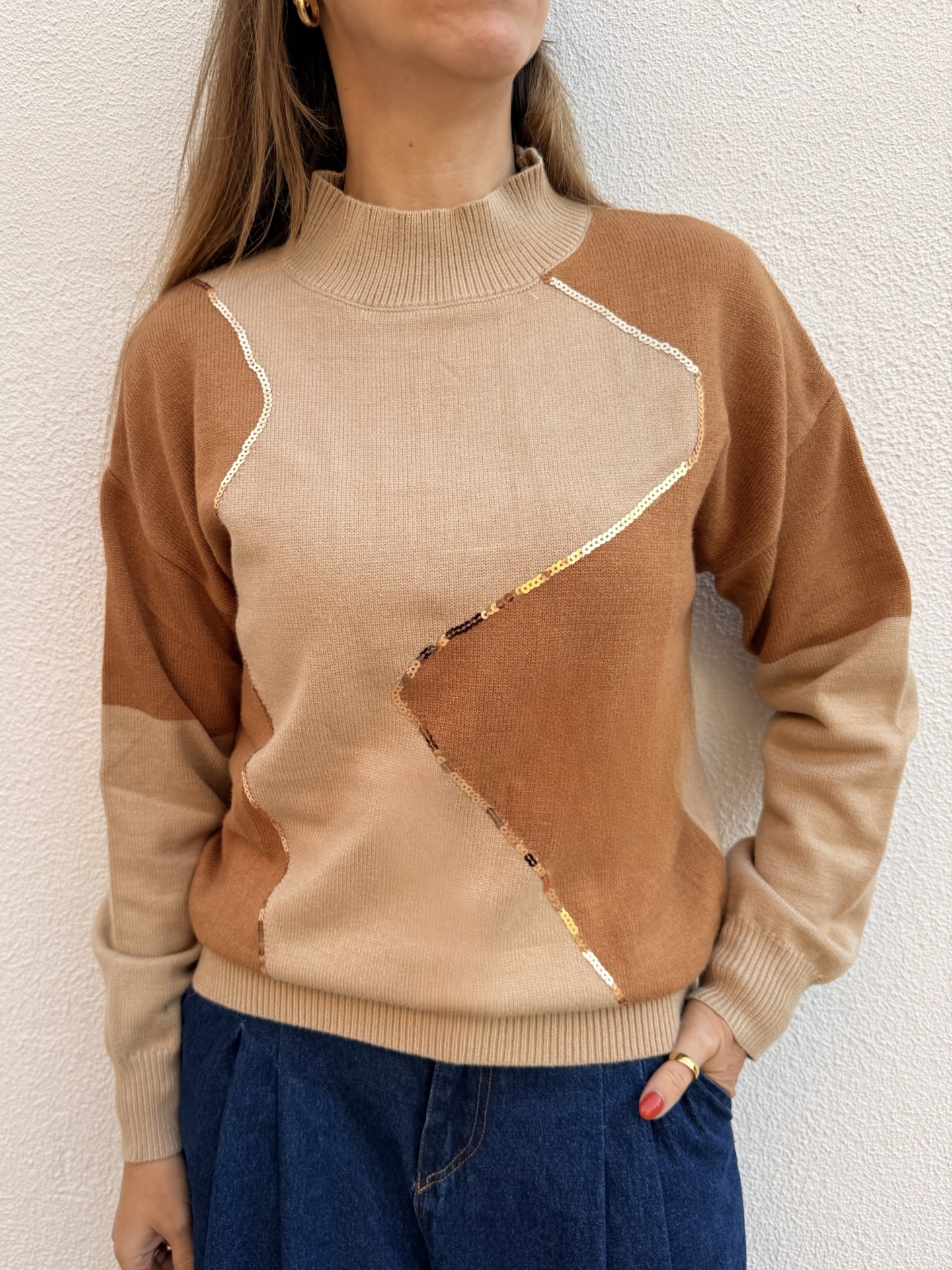 Camisola de malha bege e castanha com detalhes em lantejoulas douradas