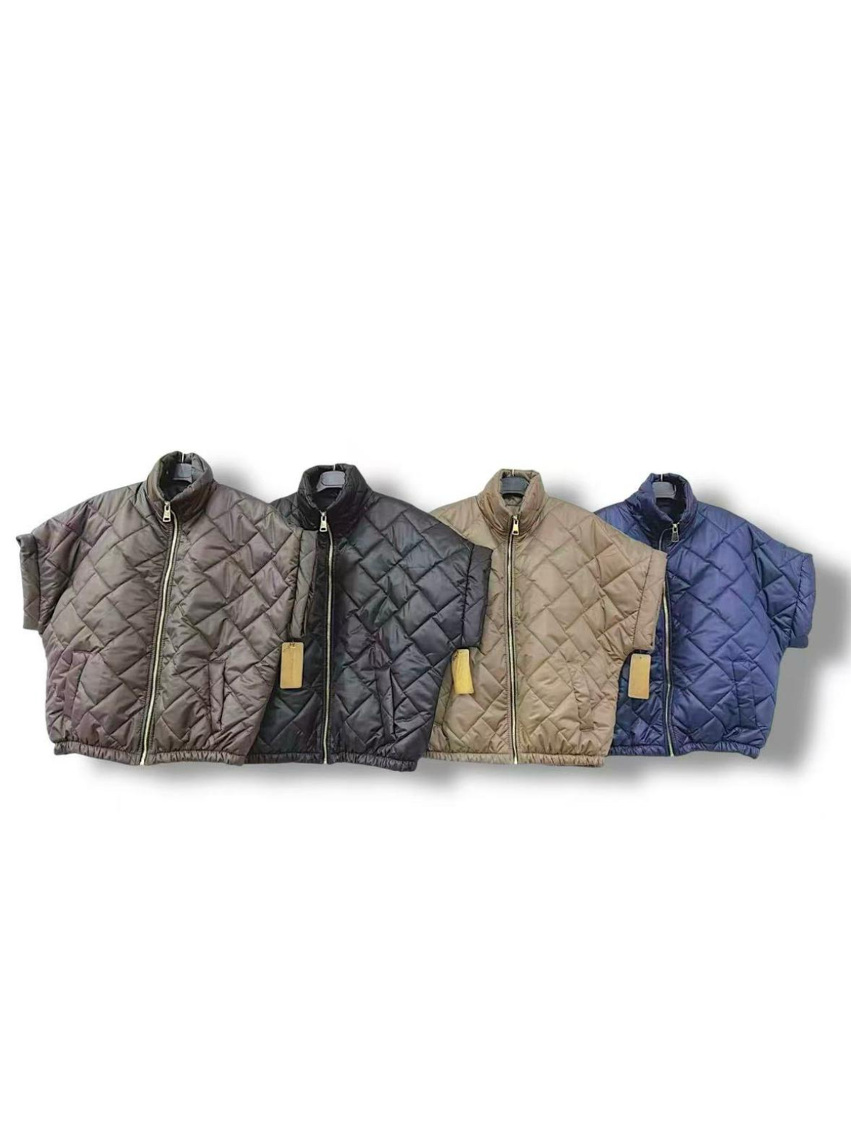Casacos acolchoados sem mangas em quatro cores, pendurados em cabides