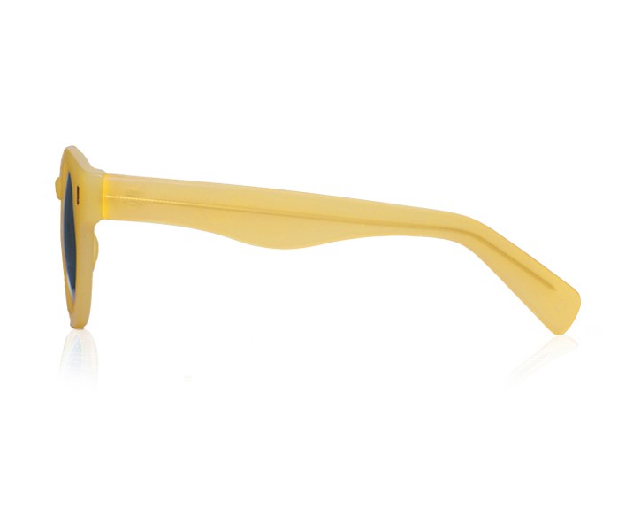 Óculos de sol amarelos com lentes escuras, vista lateral