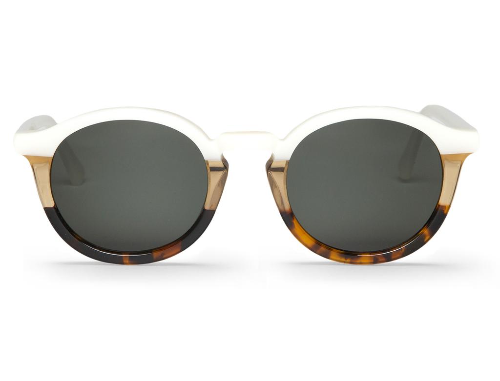 Óculos de sol com armação branca e padrão tartaruga