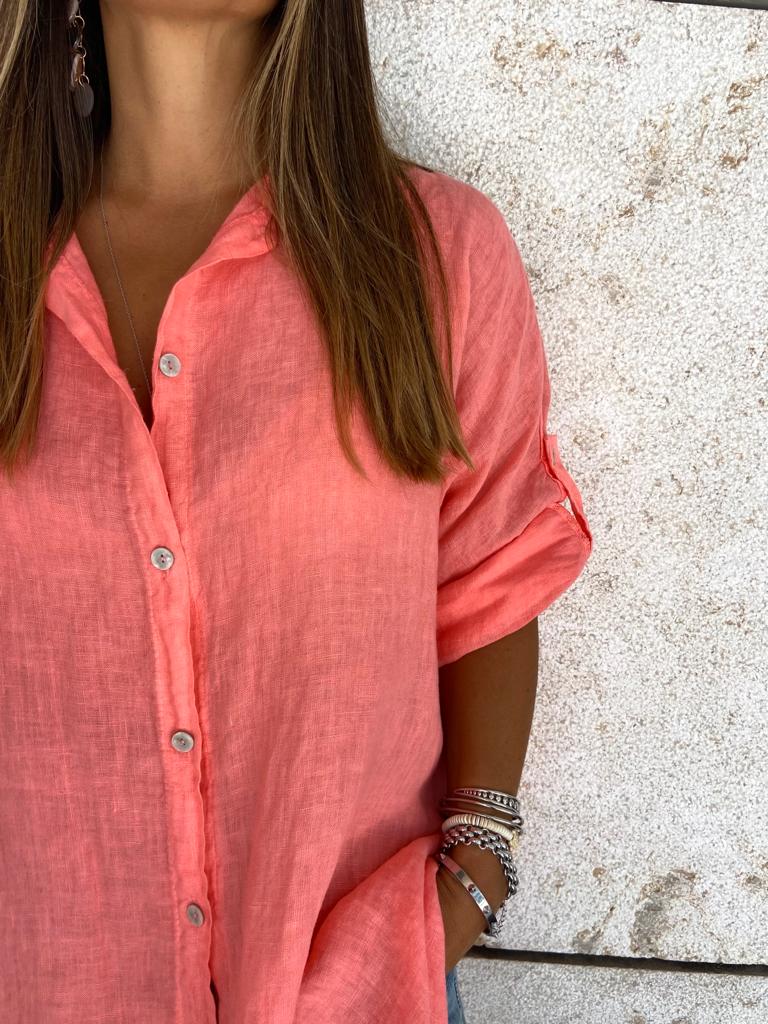 Camisa de linho cor de coral com botões brancos e mangas curtas com dobra