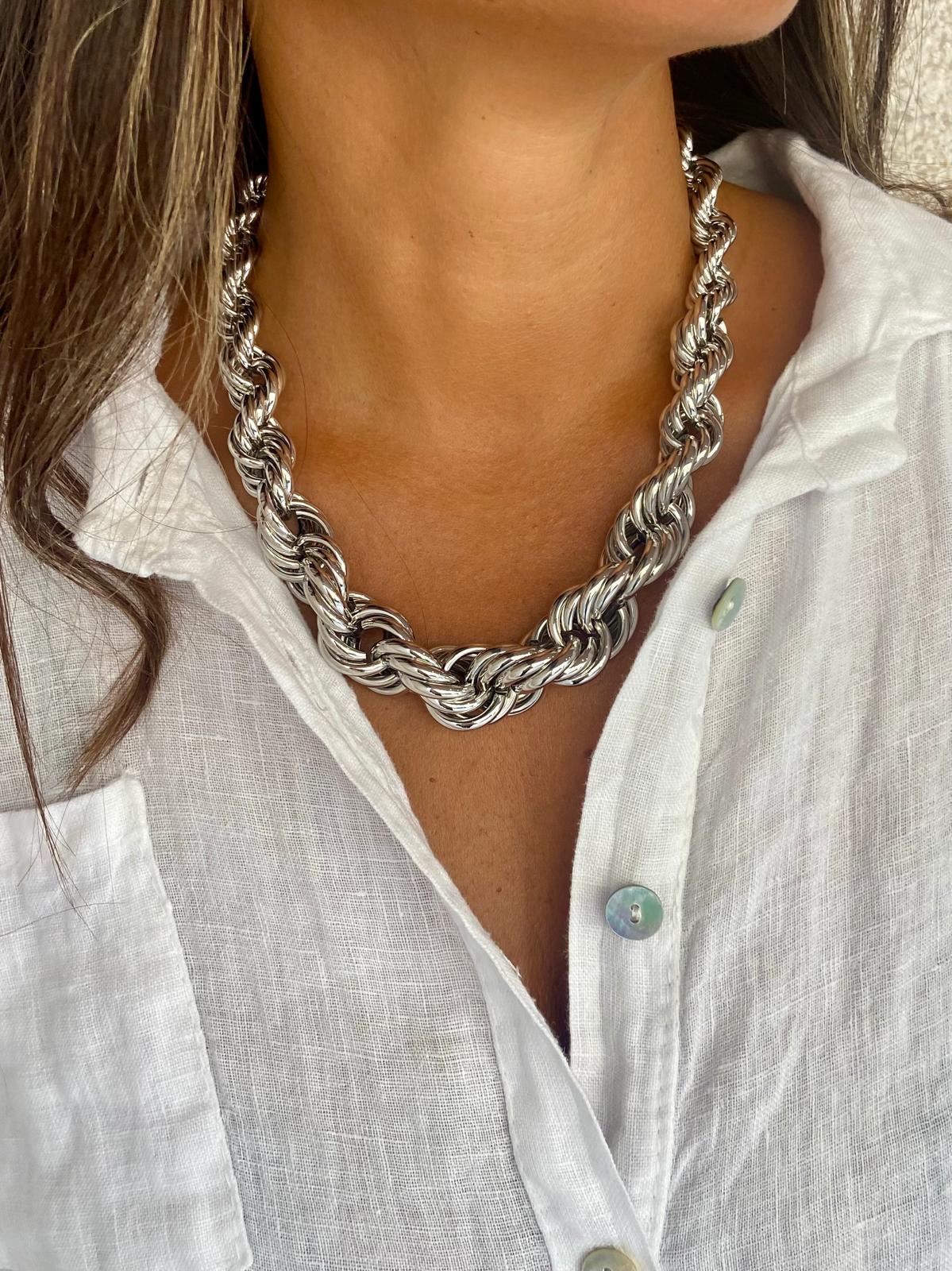 Colar de corrente grossa metálica prateada com elos entrelaçados