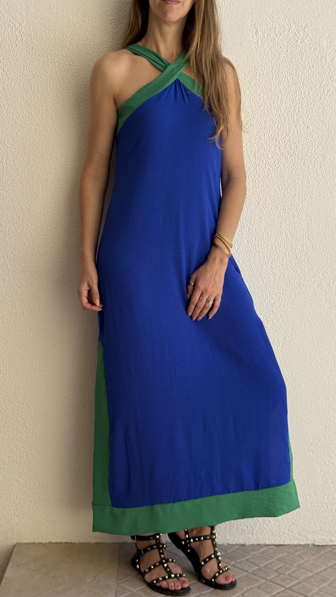 Vestido comprido azul e verde com alças cruzadas e sandálias pretas com tachas