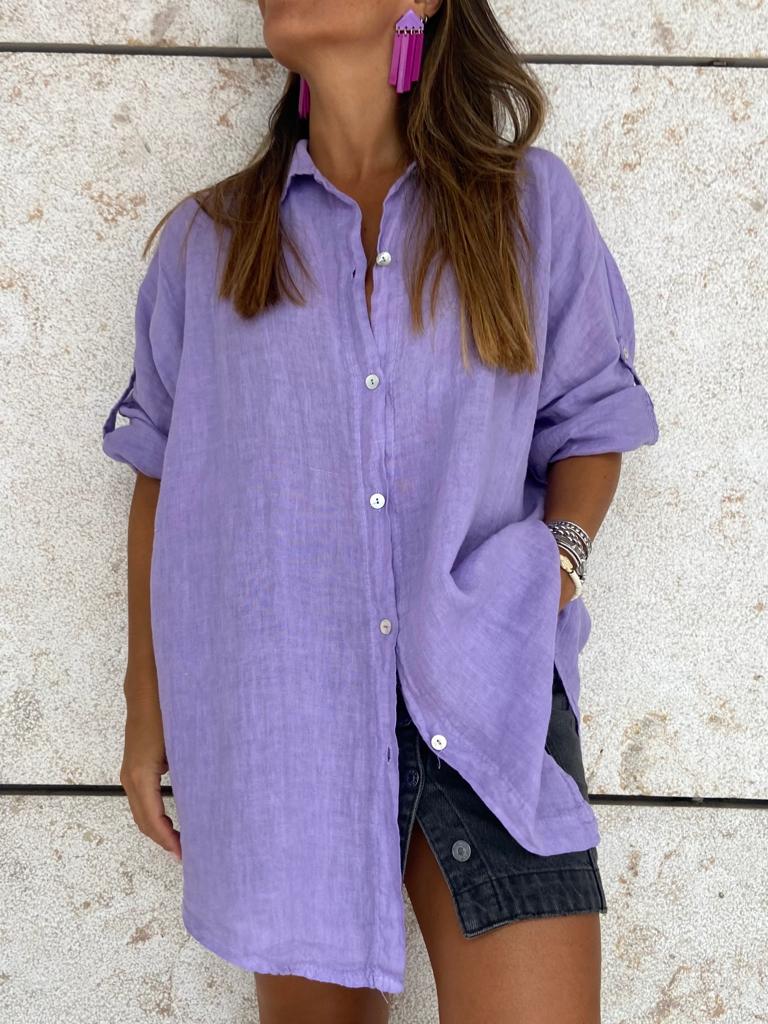 Camisa oversize lilás de algodão ou linho com botões brancos e calções escuros