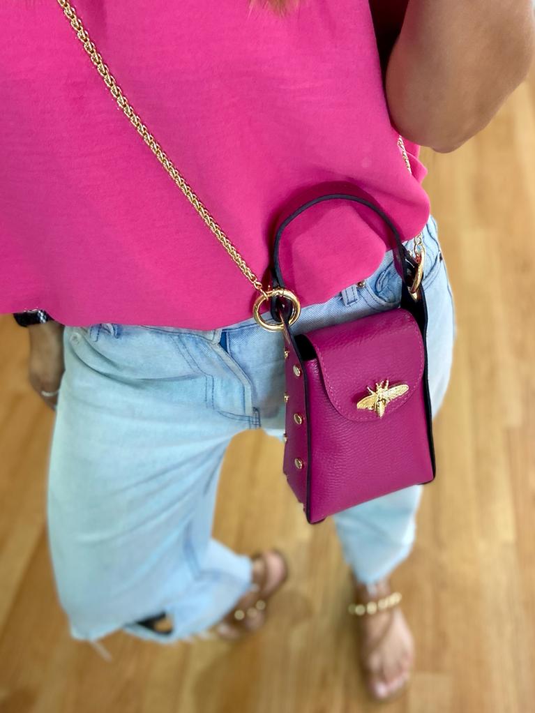 Mala pequena rosa com detalhe dourado e alça de corrente dourada