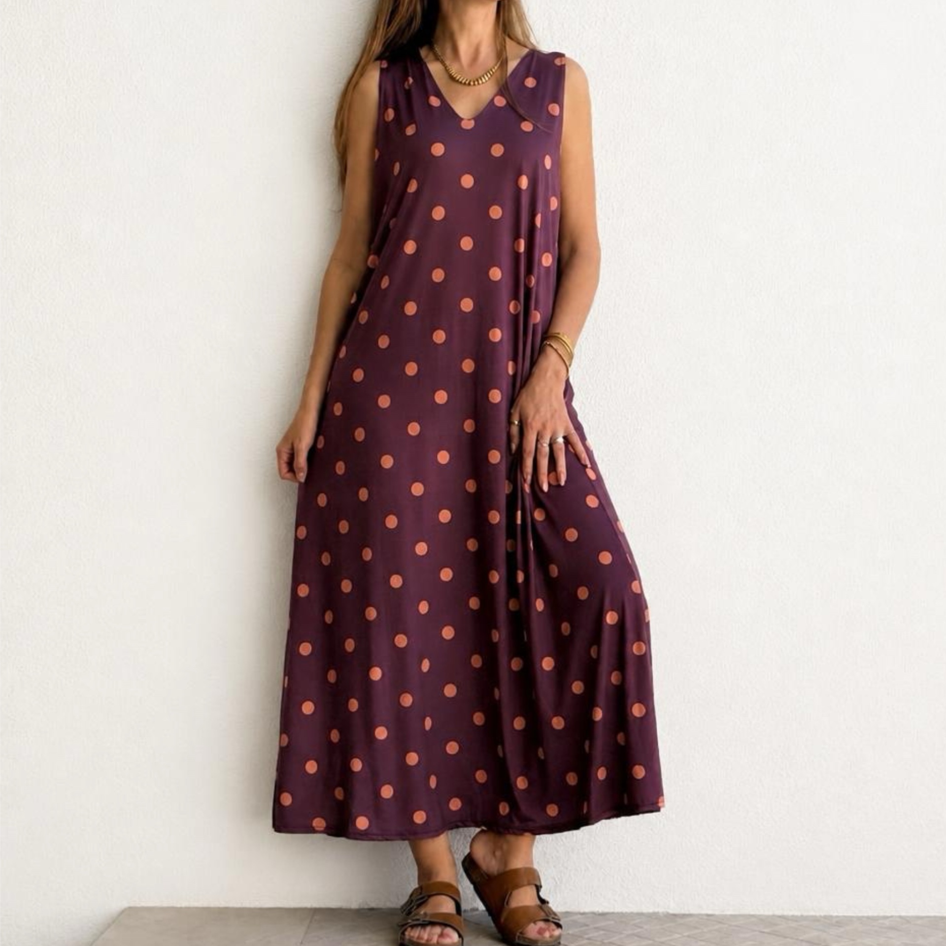 Vestido midi púrpura com bolinhas laranja usado por mulher