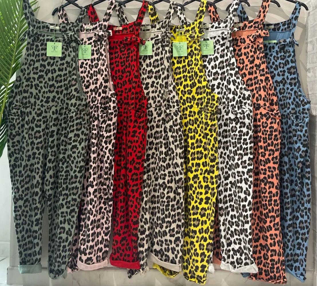 Macacões com padrão de leopardo em várias cores pendurados em cabides