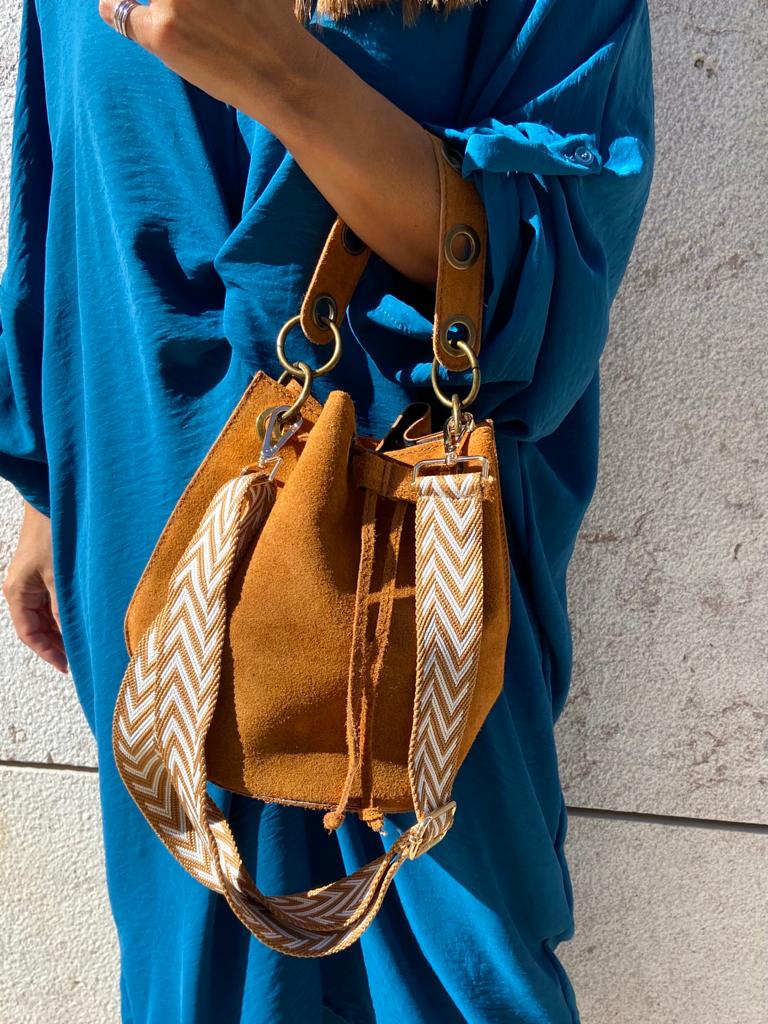 Saco castanho em camurça com alça padrão ziguezague e detalhe em metal