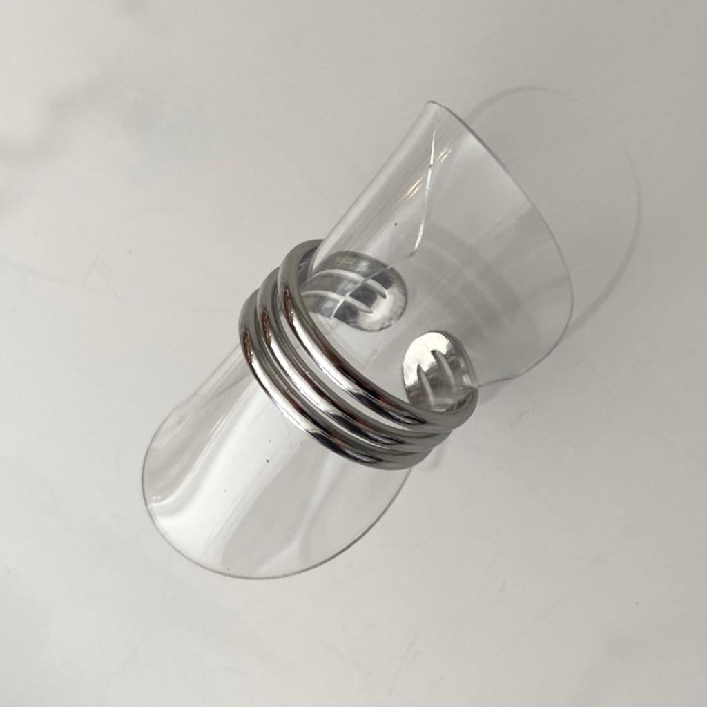 Anel masculino de metal prateado com três camadas sobre fundo branco