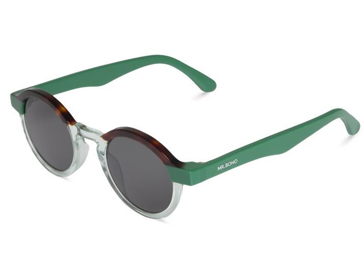 Óculos de sol com armação arredondada transparente e castanha e hastes verdes