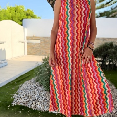 Vestido comprido sem mangas com padrão de ondas coloridas