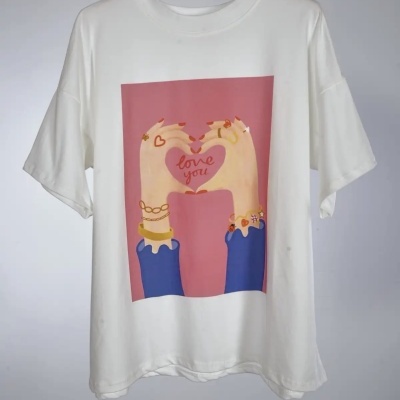 T-shirt branca com estampado de mãos formando coração e texto love you