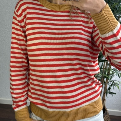 Camisola de malha riscada vermelho e branco com golas castanhas