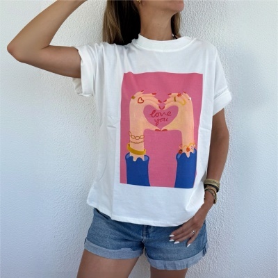 T-shirt branca com estampado colorido e texto love you usada por mulher.