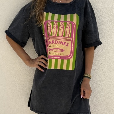 T-shirt preta oversized com estampa colorida de lata de sardinhas