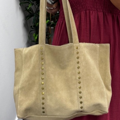 Mala tote bege de camurça com tachas douradas