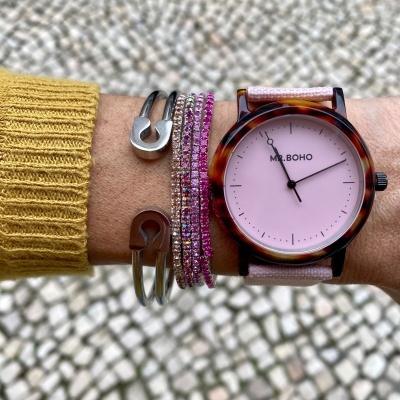 Relógio MR.BOHO rosa claro com bracelete rosa e pulseiras cintilantes no pulso