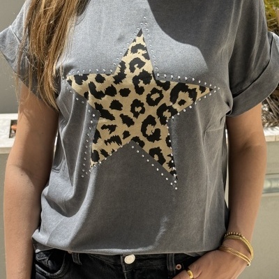 T-shirt cinzenta com estrela estampada de padrão animal print e tachas prateadas