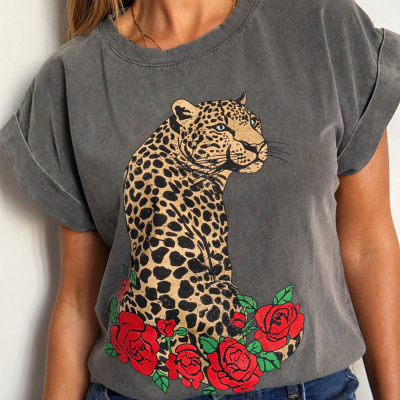 T-shirt cinza com estampa de leopardo e flores vermelhas