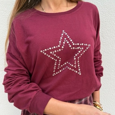 Sweatshirt feminina vinho com estampa de estrela em tachas metálicas