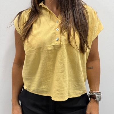 T-shirt amarela de manga curta com gola e três botões