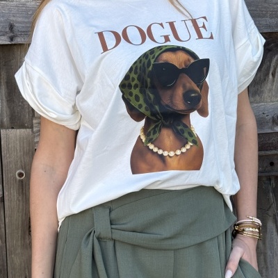 T-shirt branca com estampa de cão com lenço verde, colar de pérolas e óculos escuros, calças verdes largadas