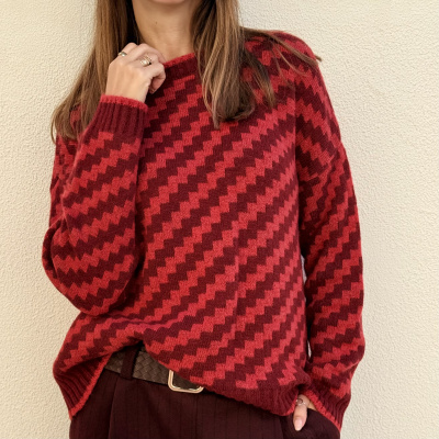 Camisola de malha vermelha com padrão geométrico em tons vermelhos escuros e punhos canelados