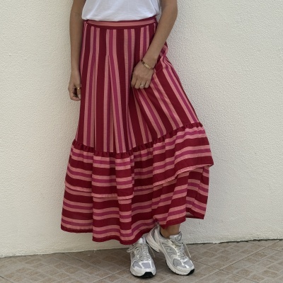 Saia comprida com riscas vermelhas e rosas e ténis brancos