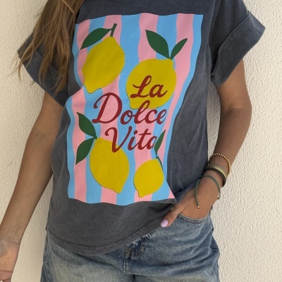 T-shirt cinzenta com estampa colorida de limões e texto La Dolce Vita