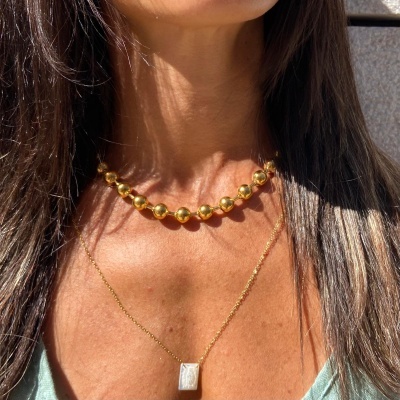 Colar duplo feminino com contas douradas e pendente retangular