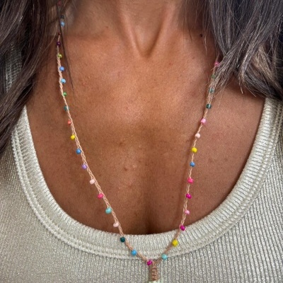 Colar com pendente em forma de coração verde claro e cordão com pompons coloridos