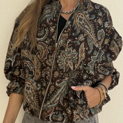 casaco estampado floral com fecho de correr e calças cinza