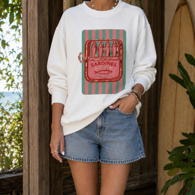 Sweatshirt branca com imagem de lata de sardinhas vermelha e verde e calções de ganga