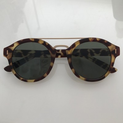 Óculos de sol redondos padrão tartaruga com lentes escuras
