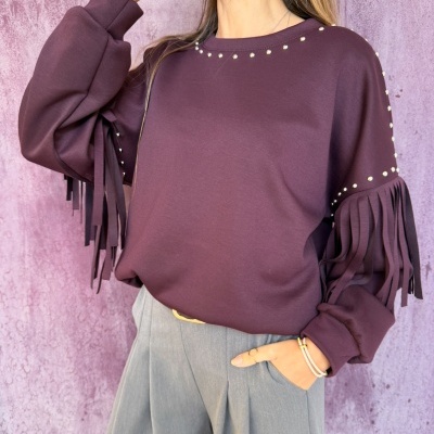 Sweatshirt roxa com franjas e tachas prateadas e calças cinza