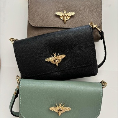 Três malas de ombro em pele com fecho abelha dourada