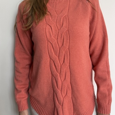 Camisola coral com padrão trançado central e gola alta