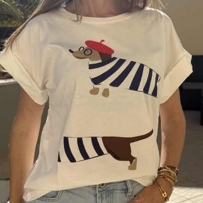 T-shirt branca com estampa de cão às riscas com boina vermelha