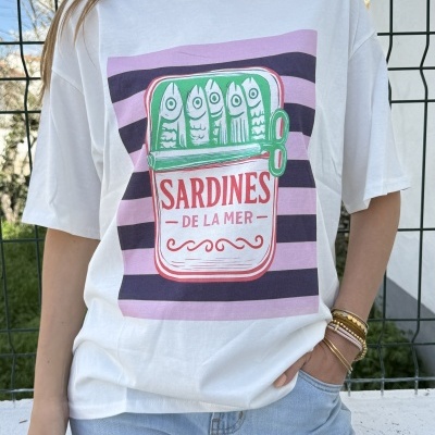 T-shirt branca com estampa de lata de sardinhas e texto em francês