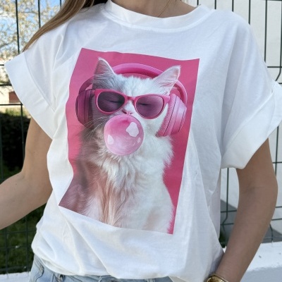 T-shirt branca com imagem colorida de gato a usar óculos e auscultadores cor de rosa