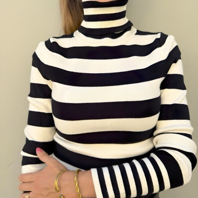 Camisola de gola alta preta e branca com riscas largas e malha canelada